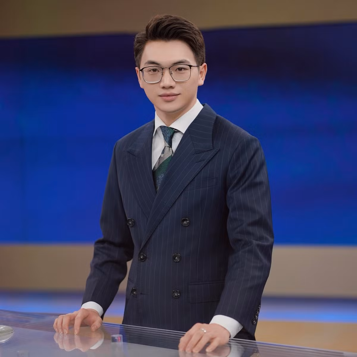 Hai nam MC thoi tiet noi tieng coi mang nho dep nhu nam than