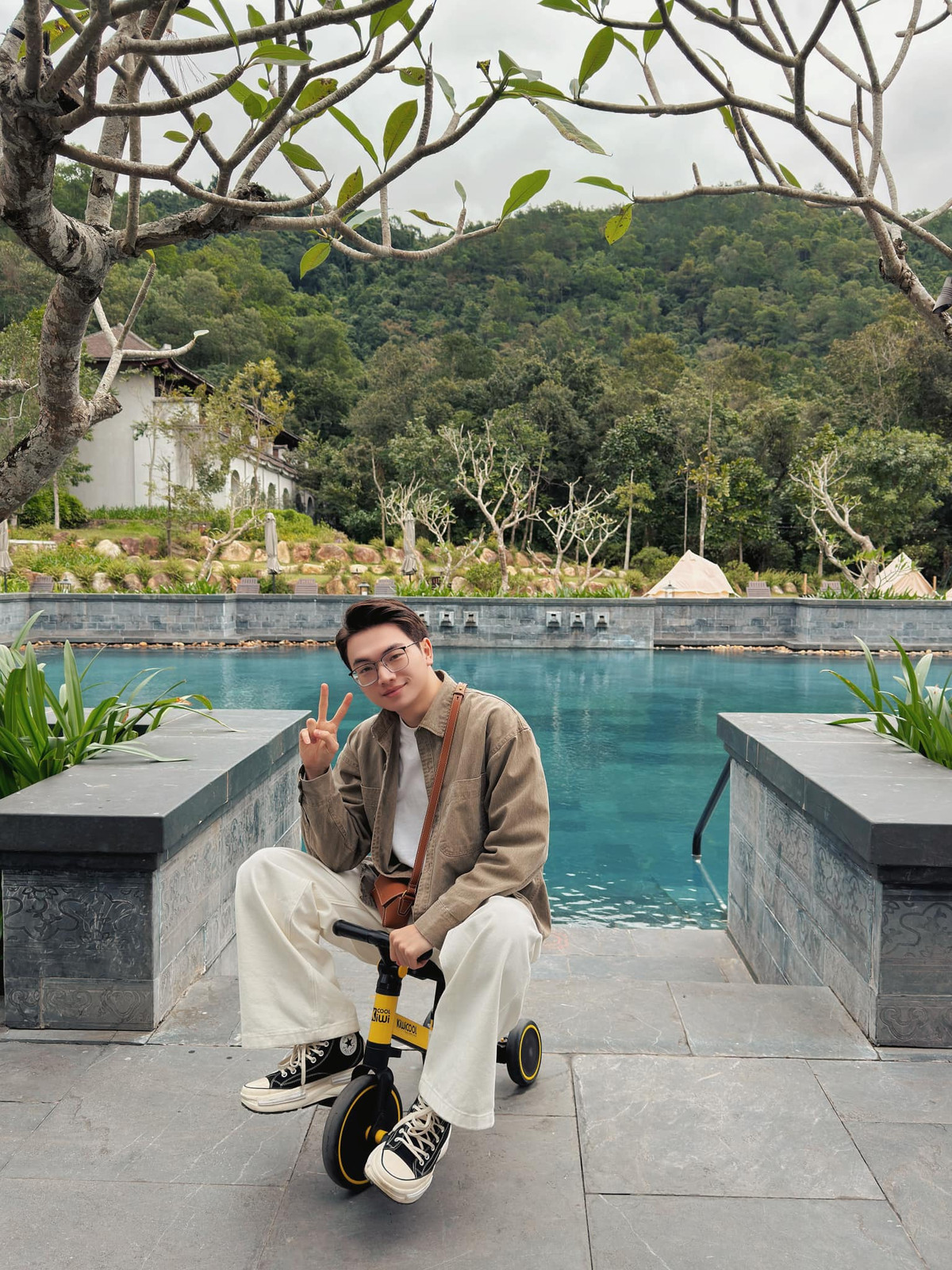 Không chỉ sở hữu vẻ ngoài điển trai, Thái Bá Minh còn gây chú ý với loạt thành tích học tập ấn tượng như giải nhất cấp quốc gia cuộc thi Nghiên cứu Khoa học năm học 2018-2019, giữ vững kết quả học tập loại giỏi trong suốt 4 năm, tham gia các hoạt động Đoàn và đạt danh hiệu Sinh viên 5 tốt...