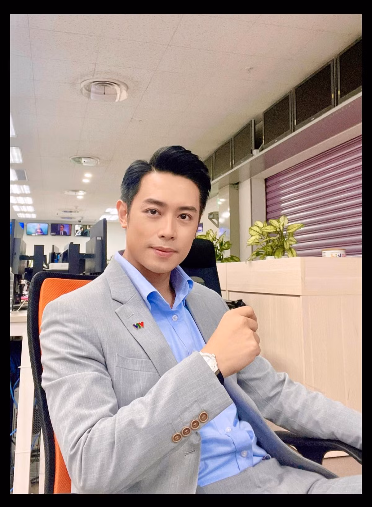 Nam MC có gu ăn mặc khá đơn giản, chủ yếu là áo sơ mi, quần jeans khi không lên sóng truyền hình. Ảnh: FBNV