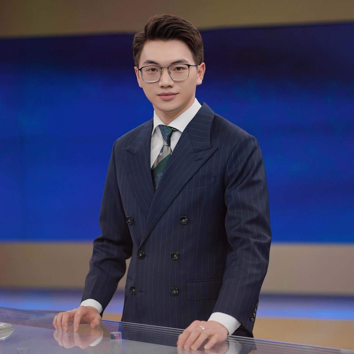 Thái Bá Minh (SN 2002, Lào Cai) hiện là sinh viên năm cuối chuyên ngành Quan hệ Chính trị quốc tế, Học viện Ngoại giao. Anh chàng được cộng đồng mạng biết đến nhiều hơn khi là nam MC thời tiết của VTV sở hữu ngoại hình như nam thần.