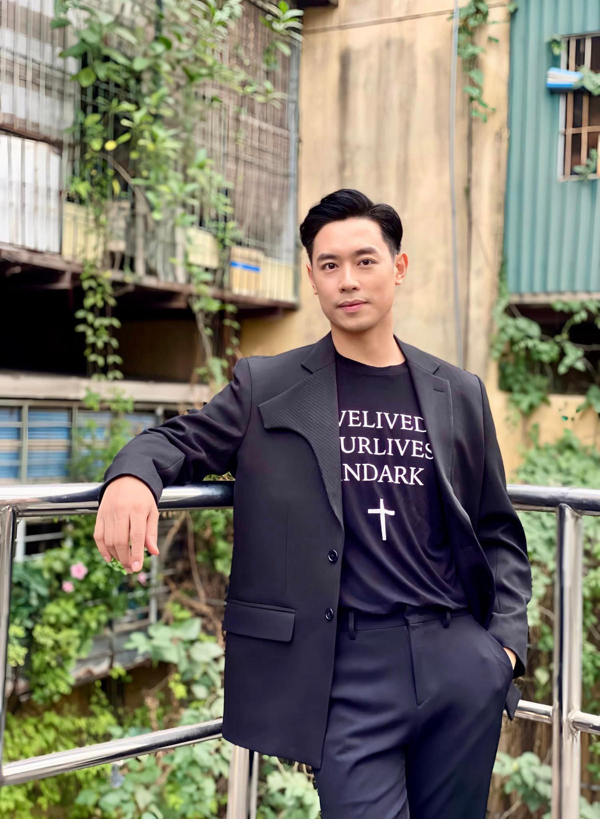 Năm 2020, anh bất ngờ "gây sốt" trên mạng xã hội nhờ vẻ ngoài điển trai, cuốn hút. Nhiều người khen ngợi nam MC có phong độ lịch lãm, trẻ trung hơn so với tuổi thật.