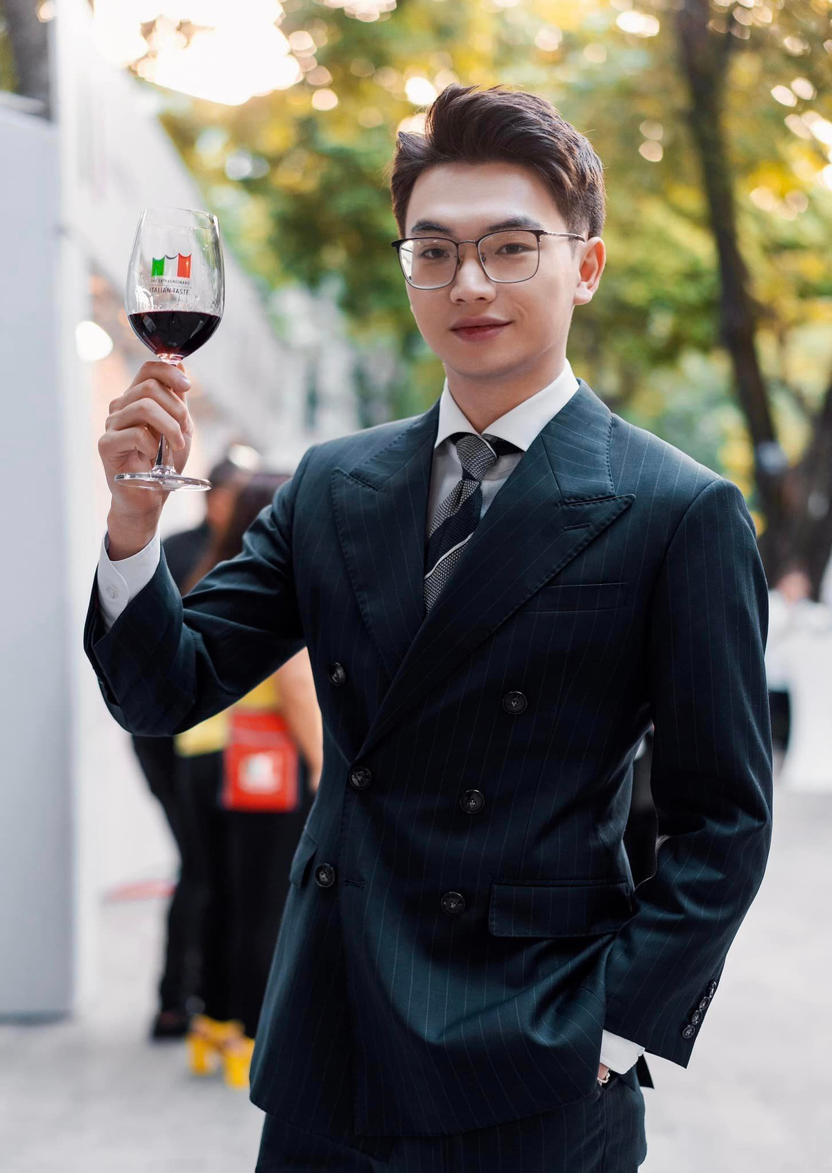 Trái ngược với vẻ đĩnh đạc trong bộ vest khi lên sóng truyền hình, ngoài đời, Bá Minh có gu thời trang năng động, trẻ trung.