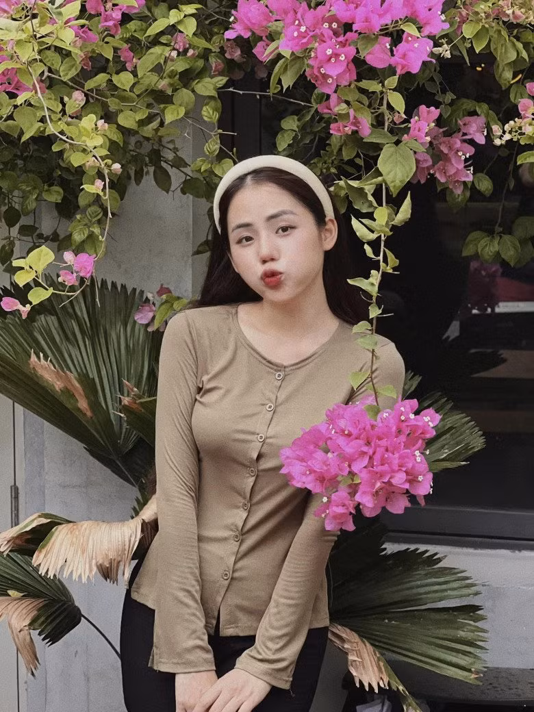 Trên trang cá nhân, Hương Ly thường xuyên đăng những bức ảnh đẹp. Gu thời trang của cô cũng hở bạo hơn trước để khoe vòng một căng đầy.