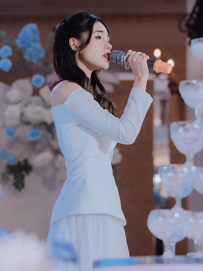 Người đẹp cũng gây bất ngờ khi cho biết đã trải qua hai lần sinh nở. Vì vẻ ngoài tươi trẻ, vóc dáng thon thả và ngoại hình lung linh hệt gái teen.