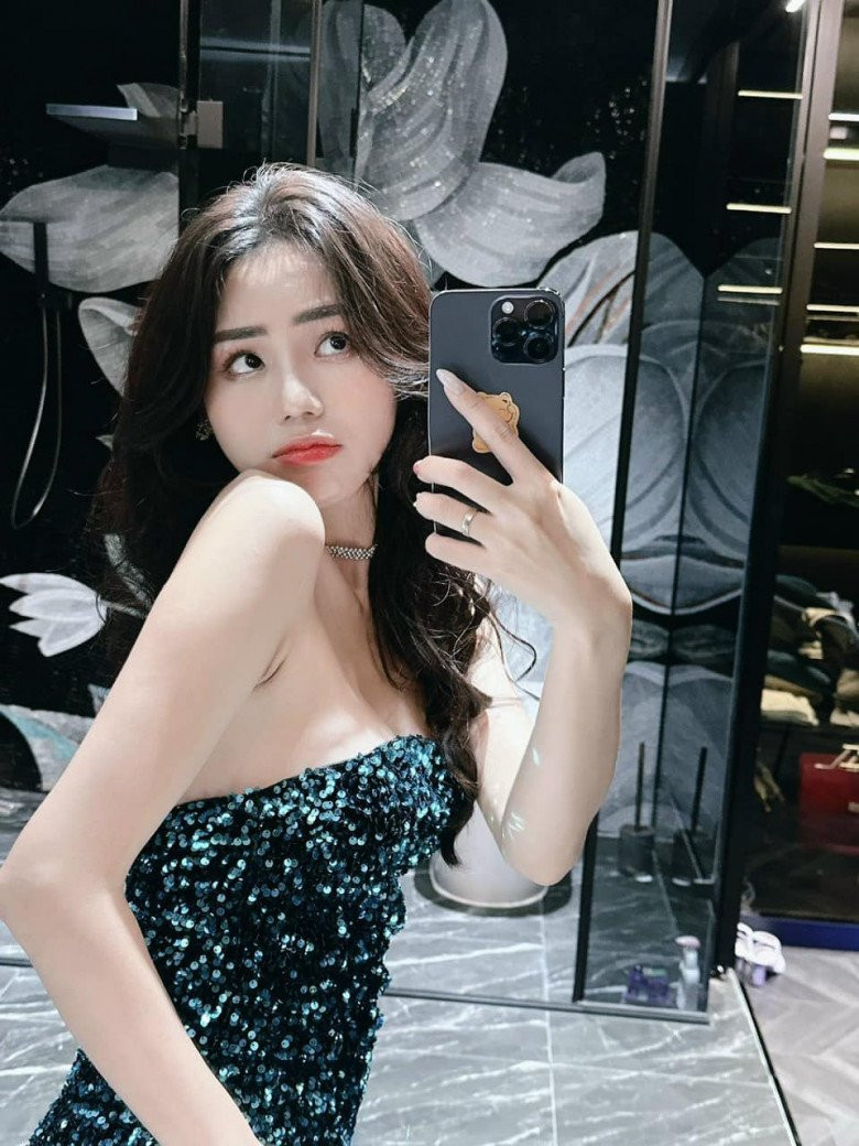 Hương Ly khoe vẻ đẹp ngọt ngào và tươi trẻ dù là mẹ hai con.