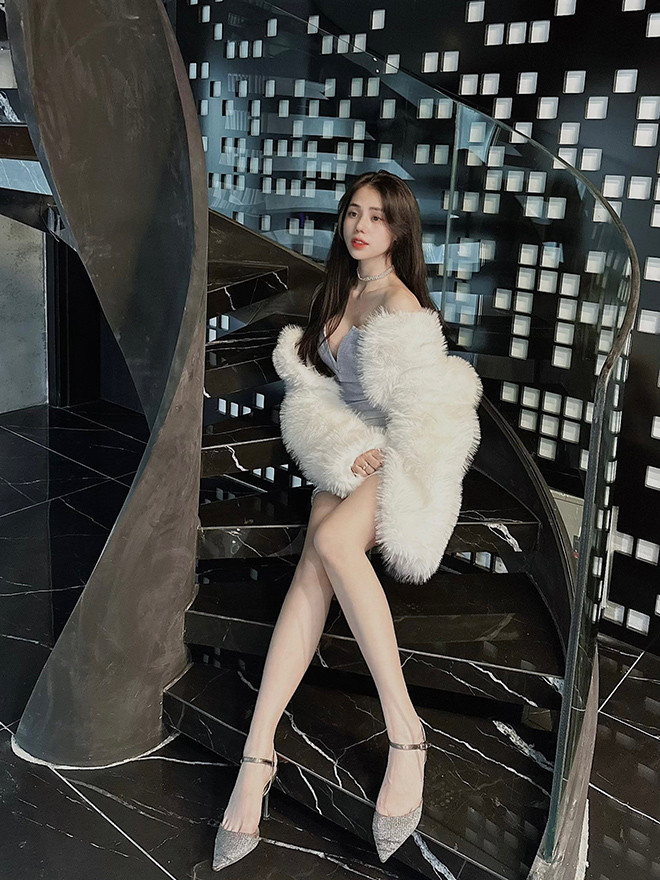 Sau nhiều năm nổi tiếng, Hương Ly càng gây chú ý hơn nhờ sở hữu sắc vóc xinh đẹp, gợi cảm hơn.