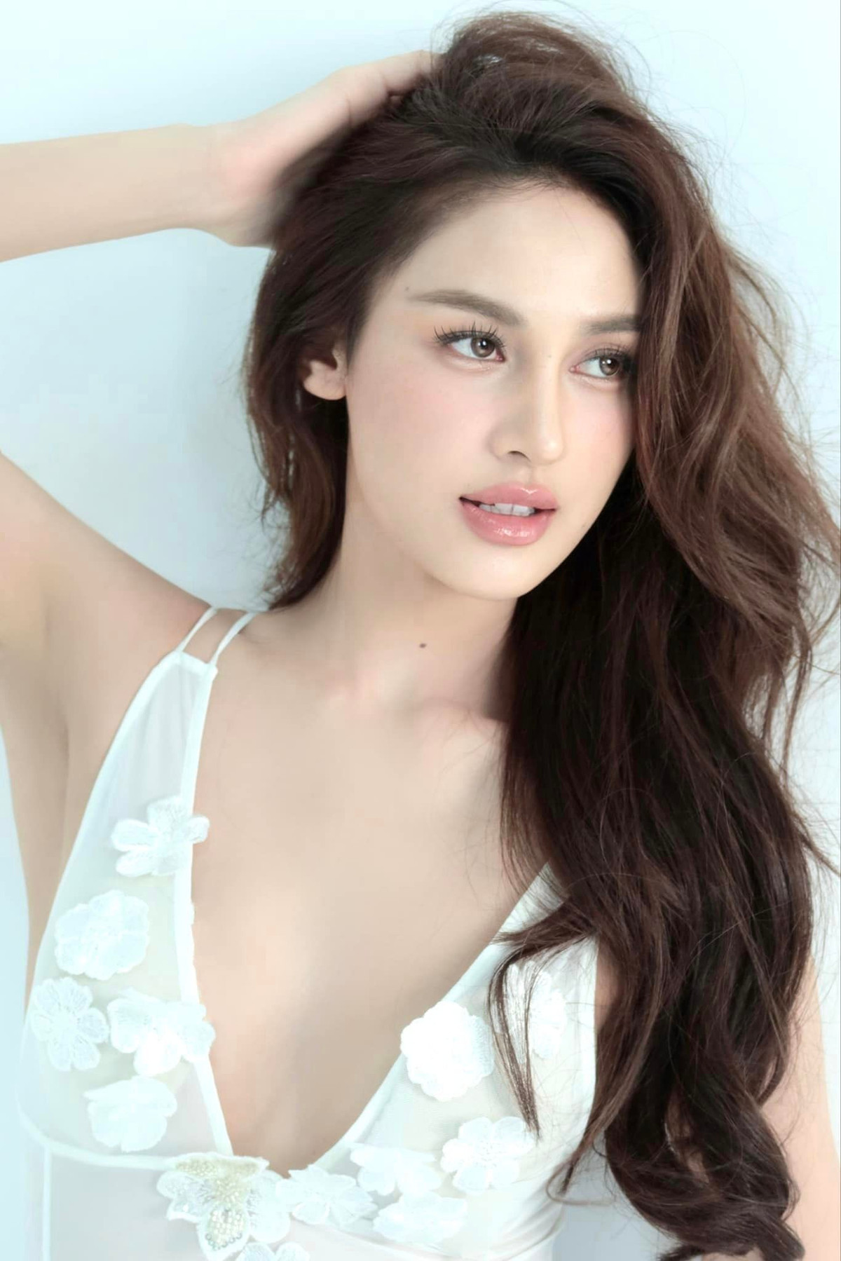 Nhờ vẻ đẹp khác biệt này, người đẹp Ê Đê nhiều lần rơi vào hoàn cảnh "dở khóc dở cười".