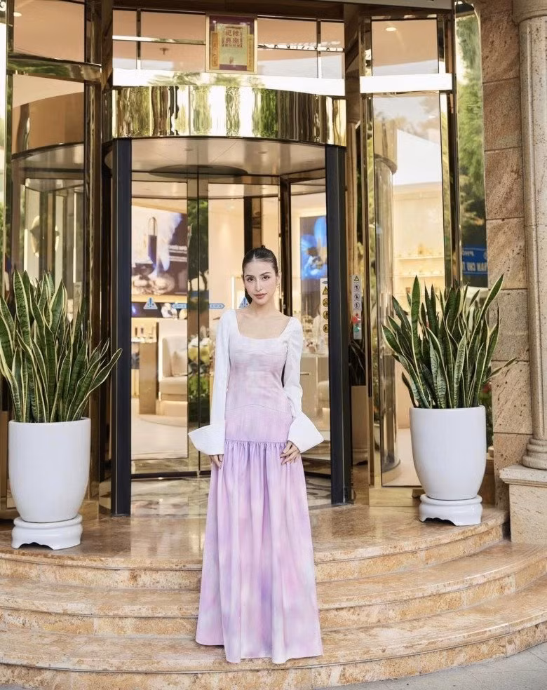 Mai Hồ xinh đẹp như hot girl, không có nét gì giống một người mẹ đã có cậu con trai lớn 12 tuổi và cô con gái 5 tuổi.