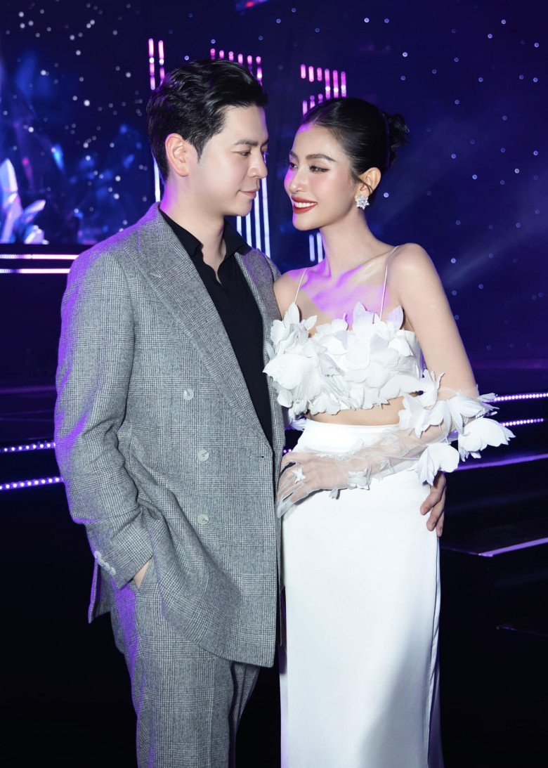 Người đẹp Sài thành sở hữu phong cách thời trang đa dạng, cá tính, thường diện những thiết kế khoe trọn đường cong cơ thể. Cô còn nổi tiếng là mỹ nhân chăm chỉ diện đồ hiệu mỗi khi ra đường.