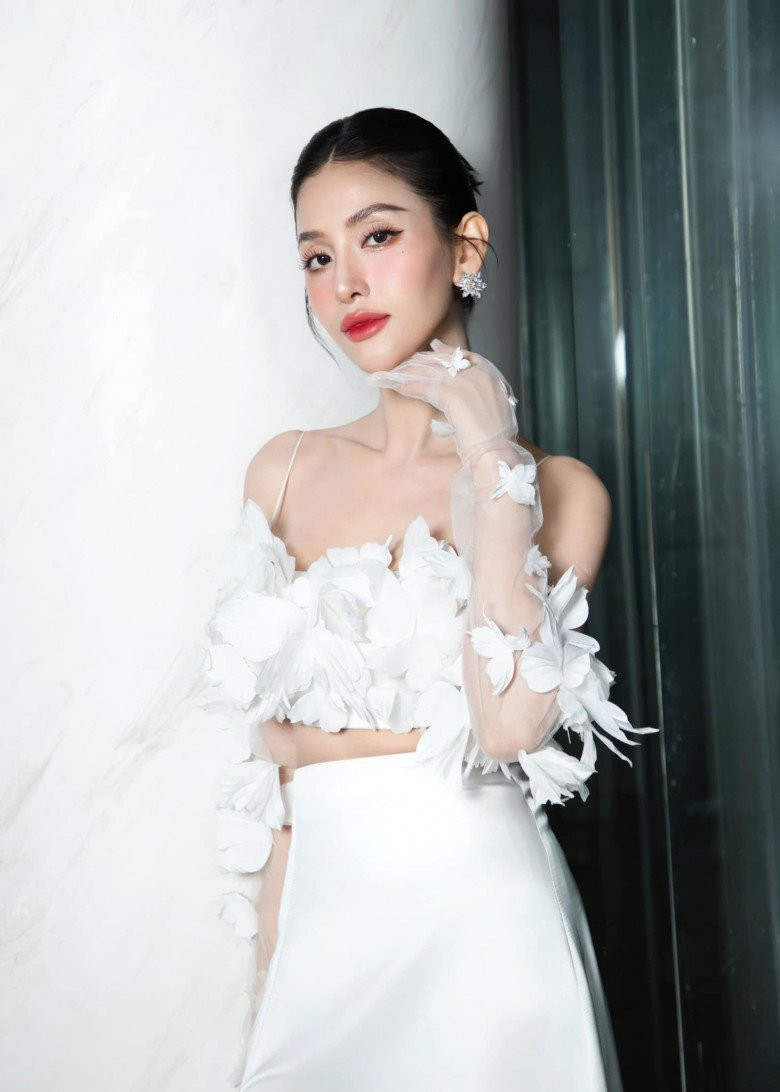 Vẻ xinh đẹp của Mai Hồ sau bao năm rời xa showbiz không khác so với trước đây là bao. Gương mặt thon gọn với ngũ quan vô cùng hài hòa.