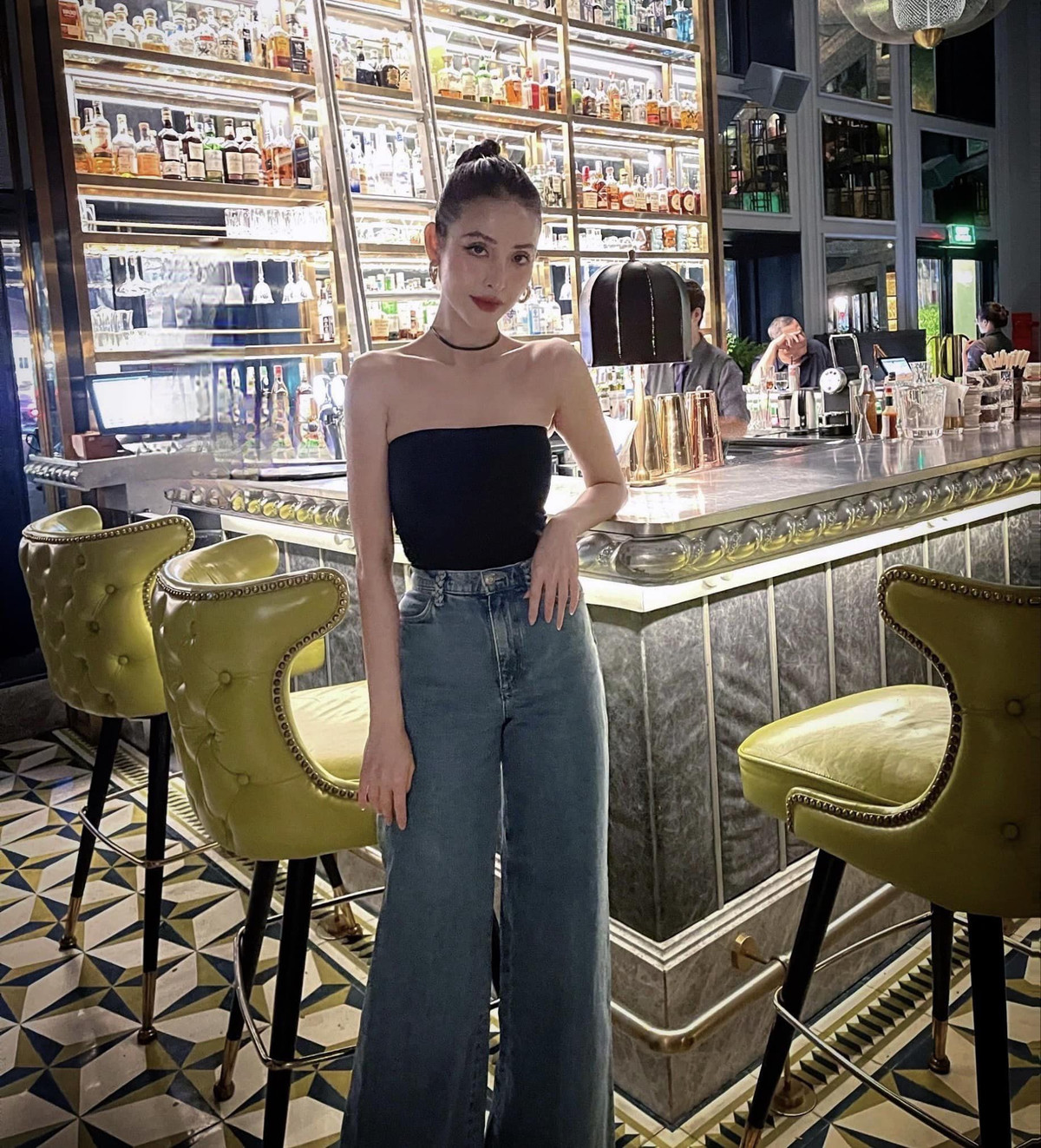 Người đẹp 8X cũng thường xuyên cập nhật những hình ảnh hạnh phúc bên chồng khiến nhiều người ngưỡng mộ.