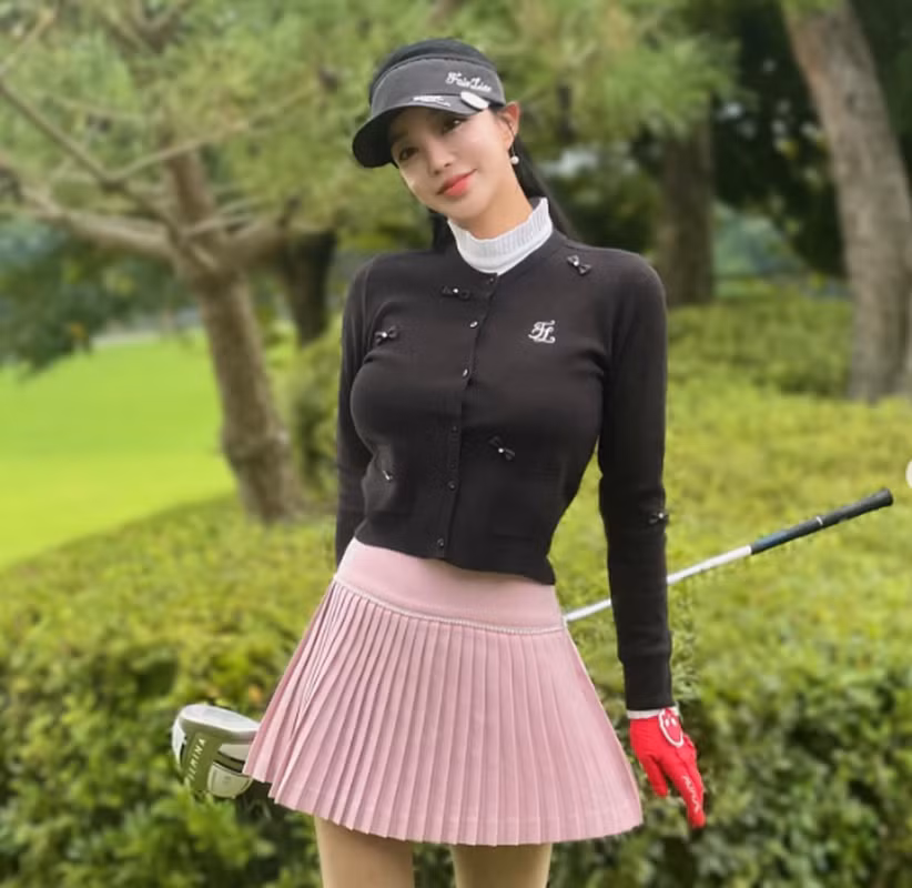 Sự nổi tiếng nhanh chóng của hot girl này nhờ nhờ nhan sắc ngọt ngào như baby cùng hình thể đồng hồ cát "vạn người mê" của cô.