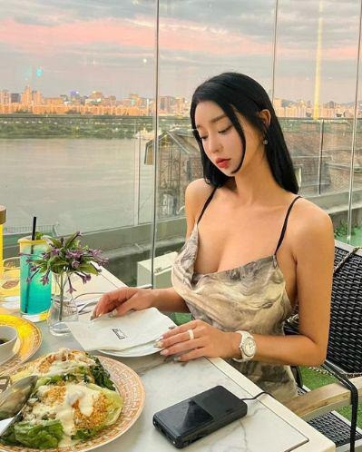 Dù đã bước qua tuổi 30 nhưng theo dõi hình ảnh người đẹp đăng tải lên trang cá nhân có thể thấy cô vẫn trẻ đẹp như tuổi đôi mươi.