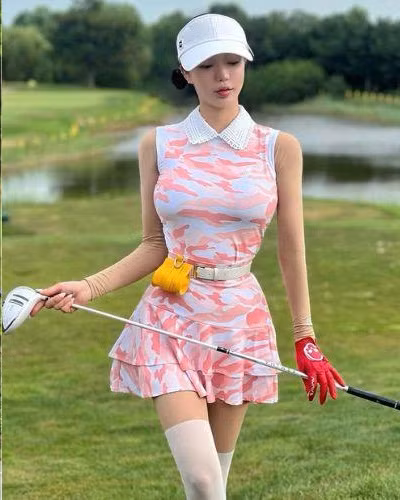 Bén duyên với sân golf, mỗi lần ra sân Choi In Hye luôn thu hút mọi ánh nhìn với loạt trang phục đủ màu sắc, đủ phong cách.