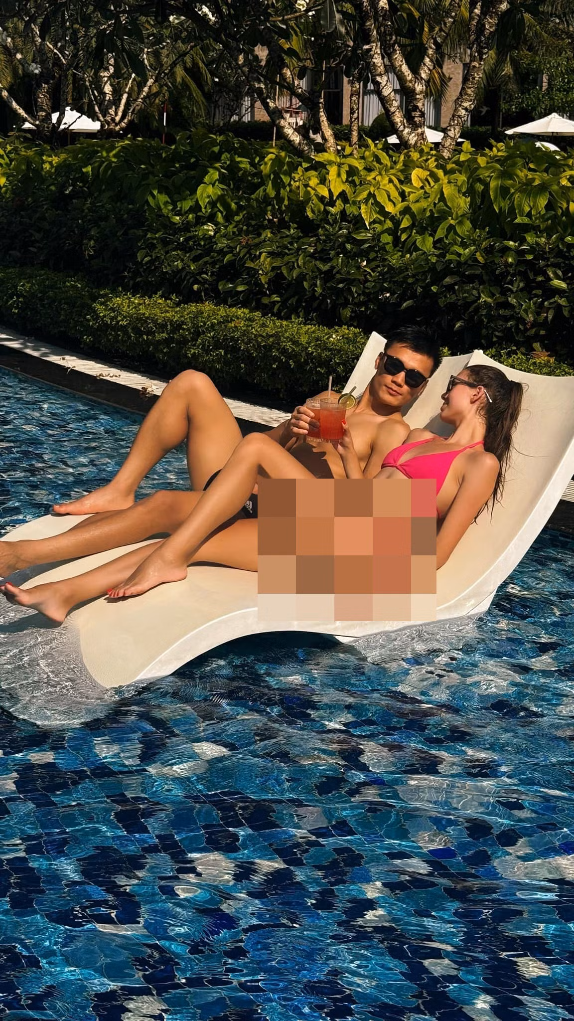 Bùi Tiến Dũng để lộ cơ bắp cuồn cuộn, khi đó nàng WAG Dianka lại có vóc dáng chuẩn người mẫu, vòng hai thon gọn, cực kỳ gợi cảm.