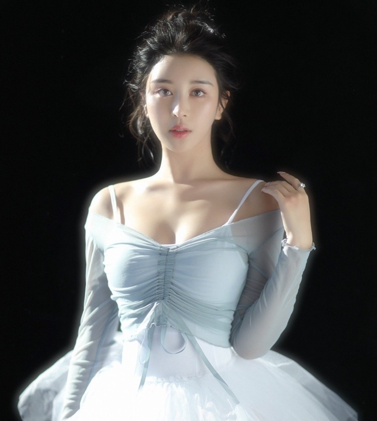 Ngoài ra, người đẹp còn sở hữu thân hình mảnh mai, nước da trắng đúng chuẩn được yêu thích ở Trung Quốc.