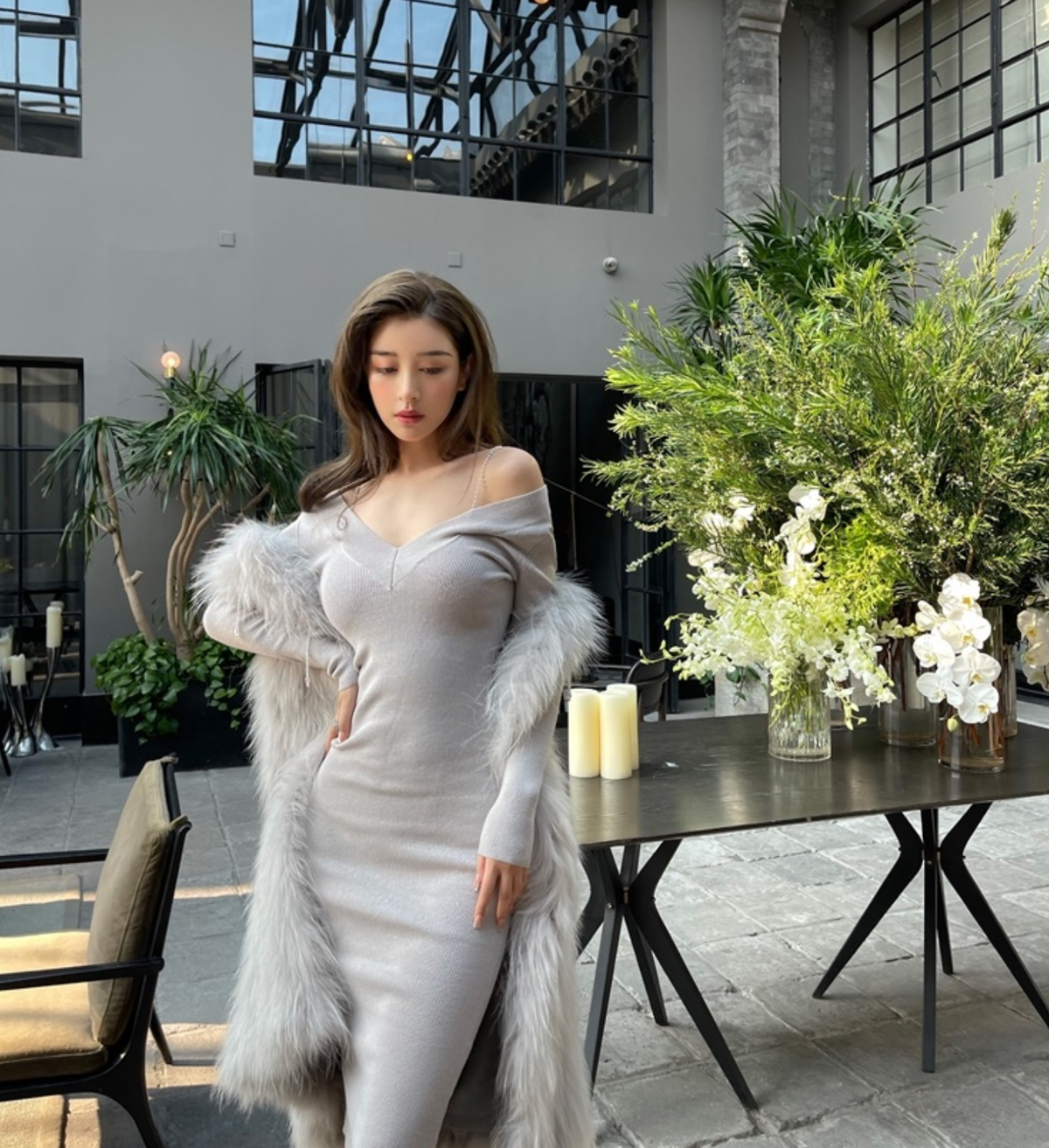 Từ khi còn ngồi trên ghế nhà trường, cô được mệnh danh là "hoa khôi xinh đẹp nhất trường" vì ngoại hình vô cùng nổi bật.