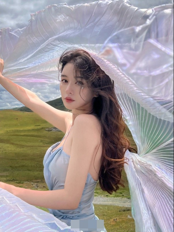 Zhou Ziran sinh năm 1995, mỹ nhân Trung Quốc là người mẫu nổi tiếng trên mạng xã hội của đất nước tỷ dân.