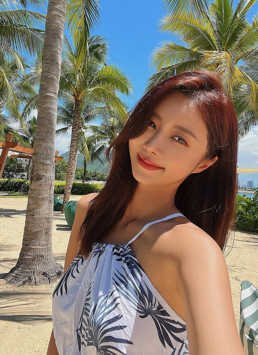 Người đẹp rất mê phong cảnh cũng như ẩm thực ở Nha Trang - Việt Nam.