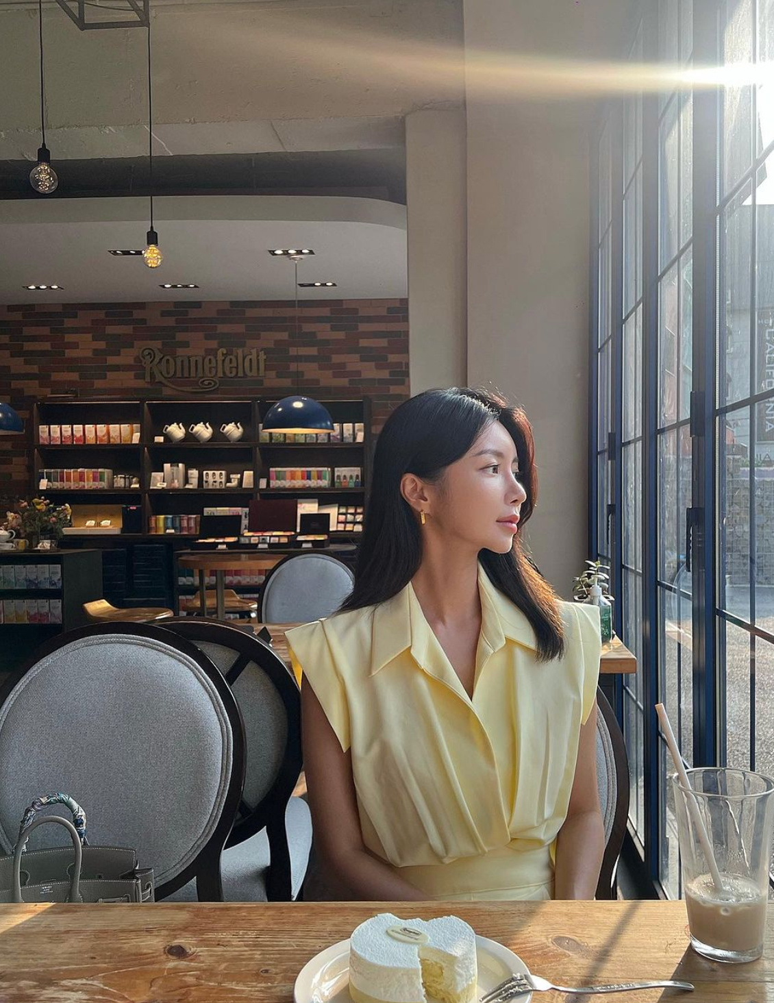 Thay vì làn da trắng bóc đúng chuẩn xứ kim chi, Kkwonstar có nước da nâu óng ả, ba vòng săn gọn giống một người mẫu fitness hơn là mẫu nội y, áo tắm.