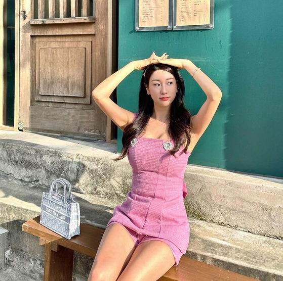 Khi rời sàn đấu thể hình, Gong Hye Jin lại là cô gái cực kỳ nữ tính, gợi cảm.