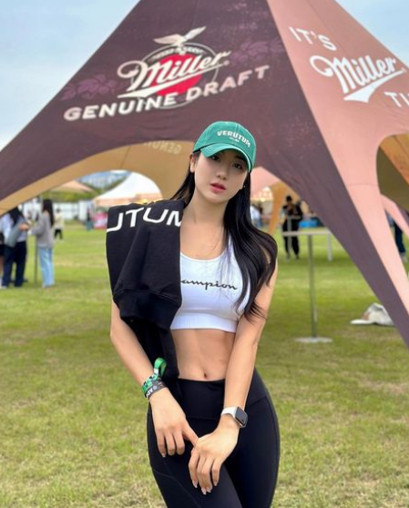 Người đẹp còn là người mẫu thể hình nổi tiếng tại Hàn Quốc. Cô sở hữu cơ bắp rắn chắc như tượng tạc, đến đàn ông cũng chịu thua.