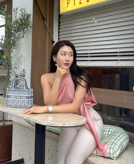 Hiện tại dù ít tham dự các sàn đấu thể hình song người đẹp vẫn duy trì sự cân đối bằng cách tập gym, yoga thường xuyên.