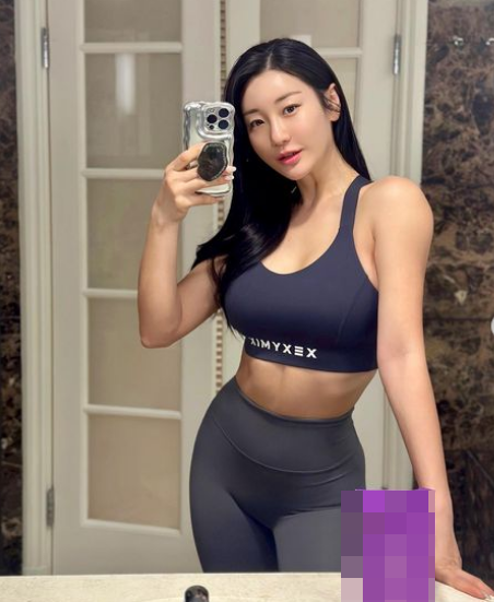 Nhờ sở hữu thân hình cuồn cuộn cơ bắp nên Gong Hye Jin được gọi là "mỹ nhân cơ bắp".