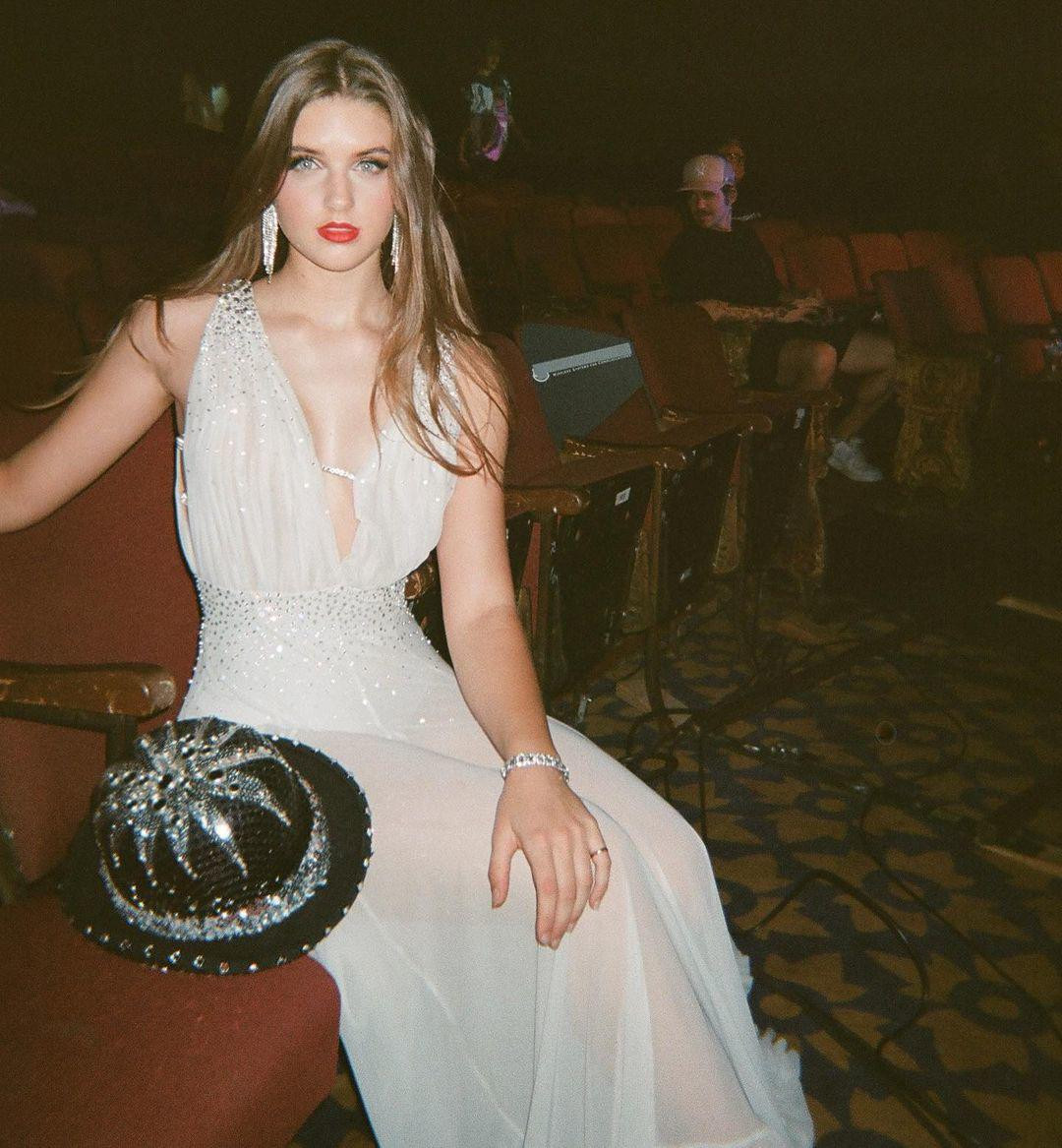 Savannah Clarke từng nổi tiếng trên truyền thông lẫn mạng xã hội vào năm 2022 khi lọt top "100 gương mặt đẹp nhất thế giới" được TC Candler công bố.