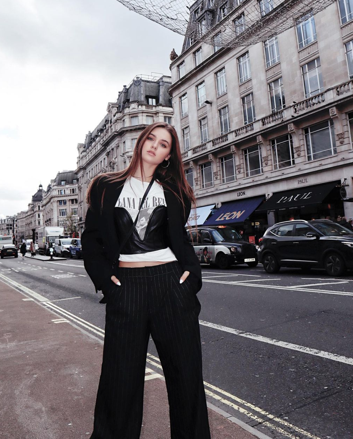 Sau khi nổi tiếng, người đẹp nhận được nhiều hợp đồng quảng cáo, lời mời từ các công ty giải trí.