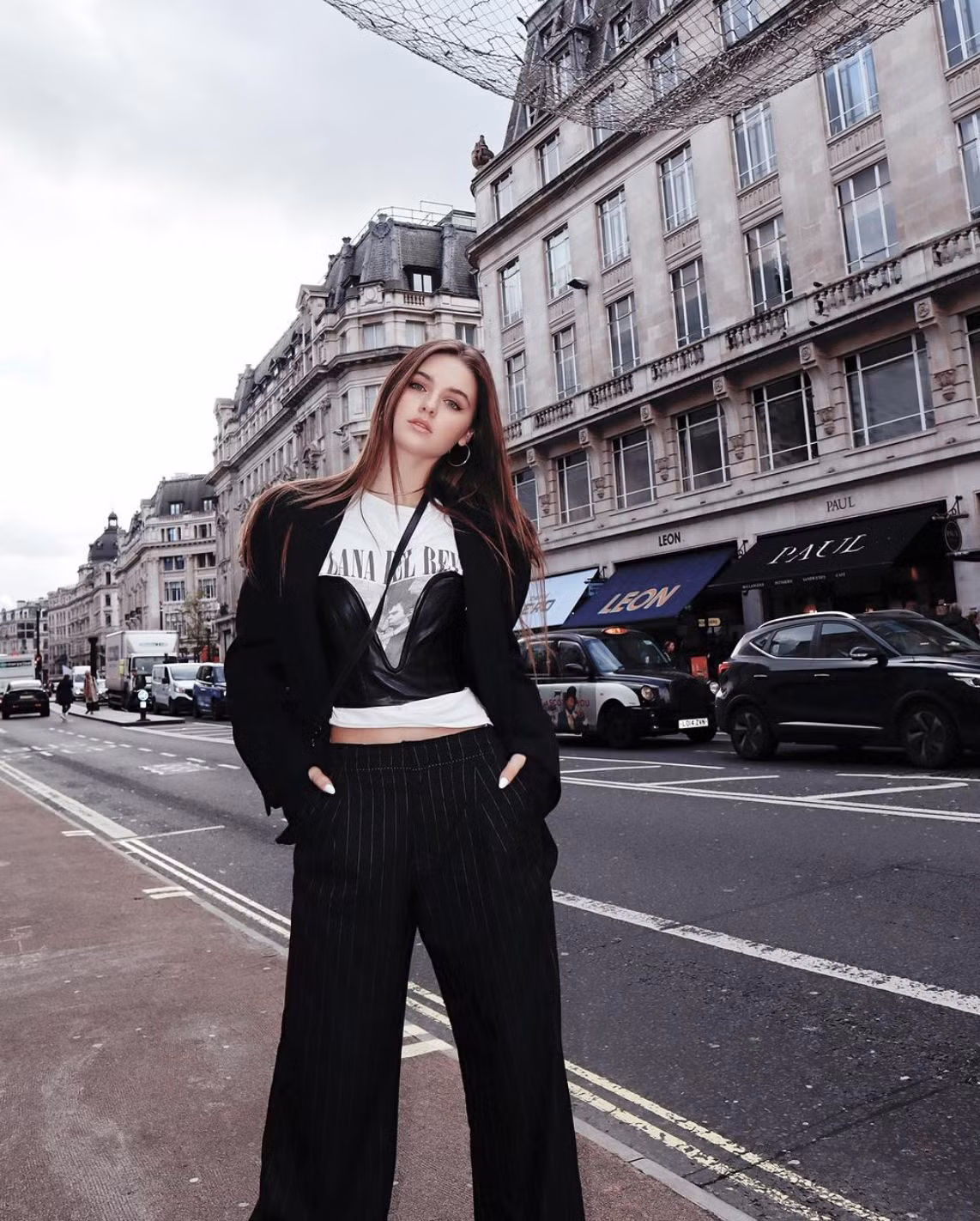 Sau khi nổi tiếng, người đẹp nhận được nhiều hợp đồng quảng cáo, lời mời từ các công ty giải trí.