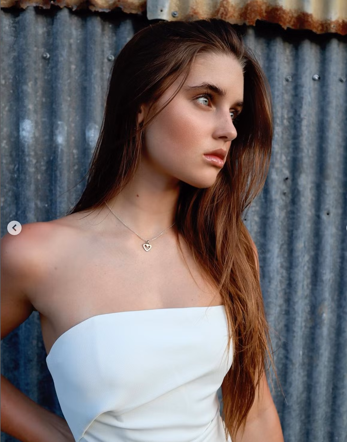 Sở hữu chiều cao nổi bật lên đến 1m80, đôi mắt màu xanh da trời cuốn hút, người đẹp nhanh chóng thu hút lượng fans đông đảo.