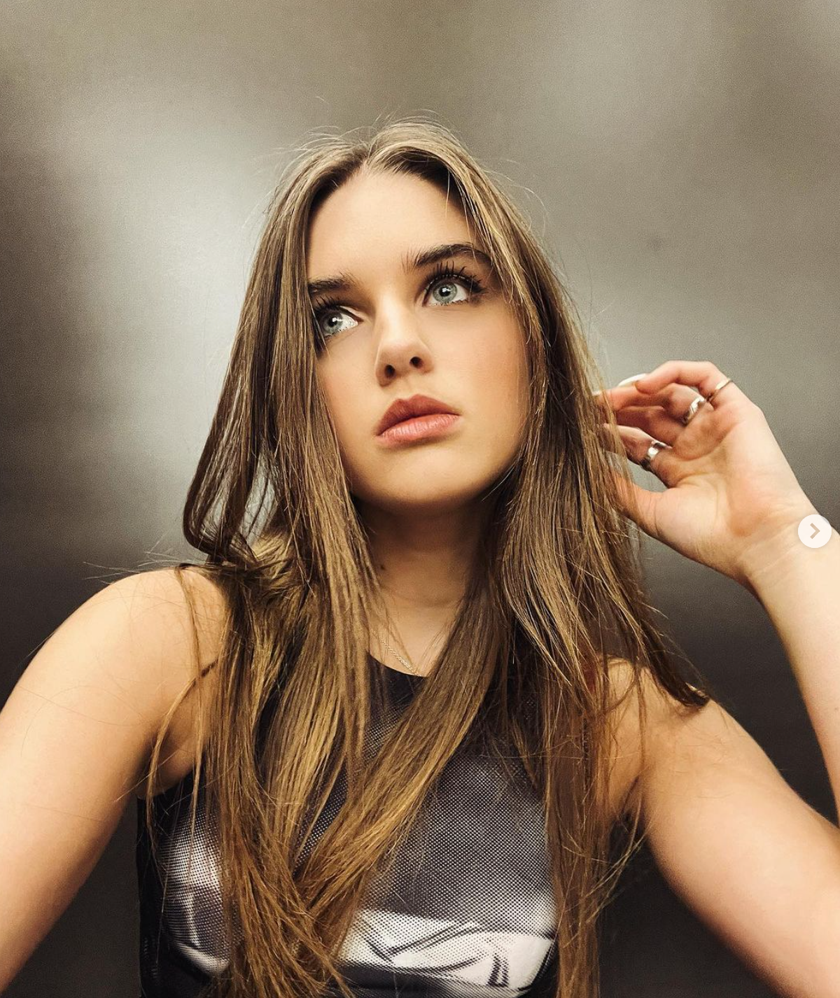 Thần thái cùng phong cách thời trang của mỹ nhân này cũng được người hâm mộ đánh giá cao.