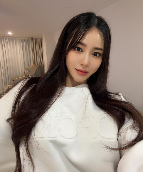 Gương mặt của người đẹp không khác gì búp bê, xinh xắn, đáng yêu, cuốn hút chẳng thua những mỹ nhân trong giới giải trí.