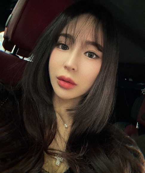 Trái ngược với sự mạnh mẽ và rắn rỏi đó, Lee Song Yi lại sở hữu một gương mặt cực kỳ xinh xắn.