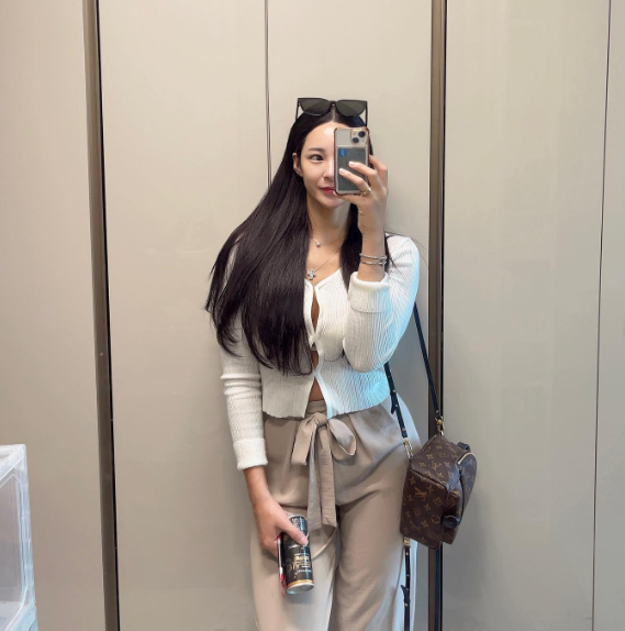 Trong những hình ảnh ngày thường, Lee Song Yi khoe nhan sắc ấn tượng với gương mặt Vline cùng đôi mắt to tròn, sống mũi thanh tú.