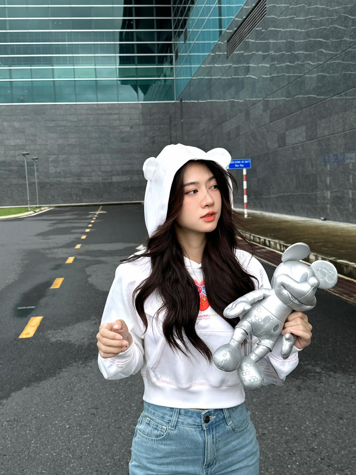 Cái tên Lê Bống có lẽ đã quá quen thuộc đối với cộng đồng mạng, là hot girl nổi tiếng trong cộng đồng giới trẻ với gương mặt khả ái, vóc dáng gợi cảm.