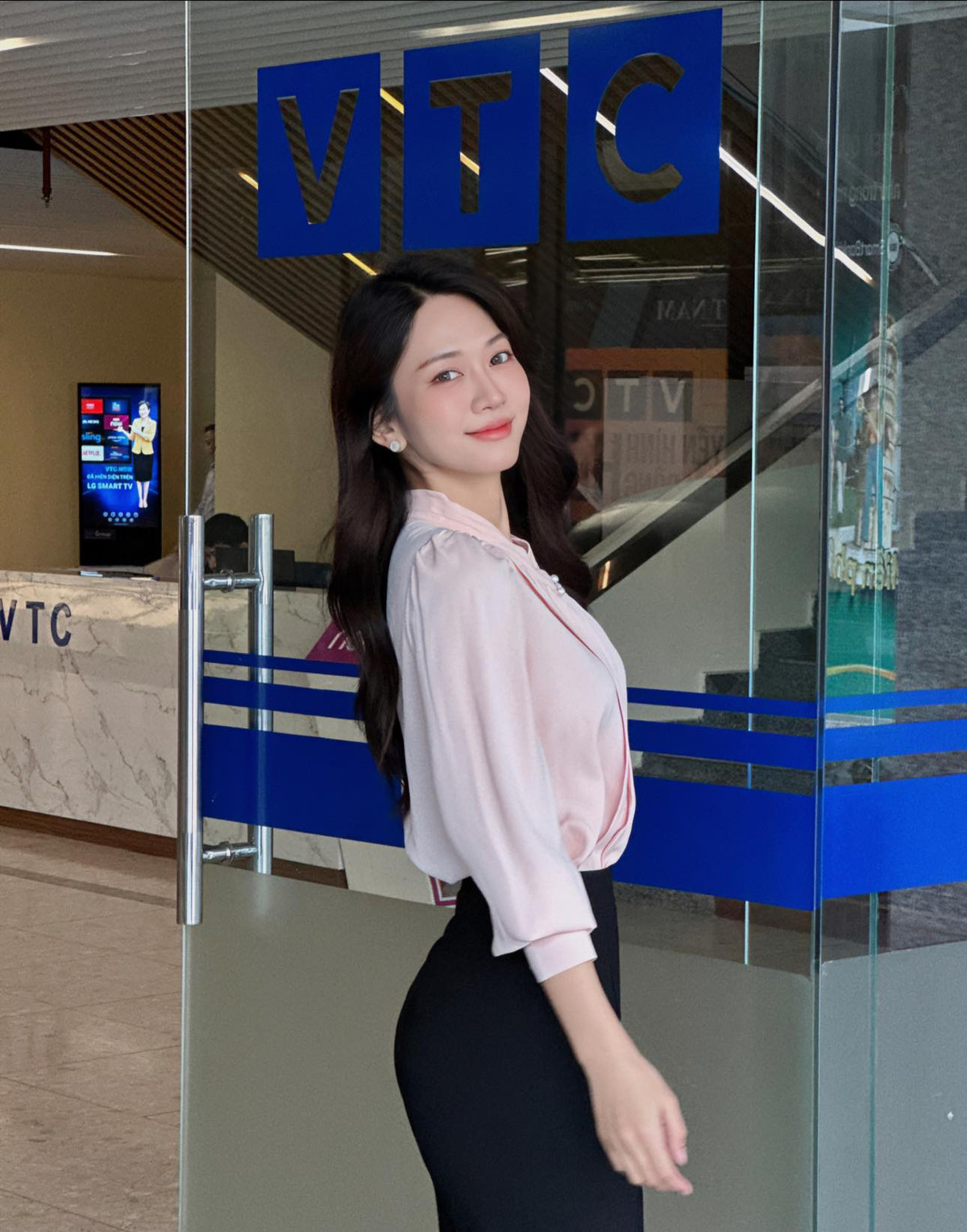 Cô cũng gây ấn tượng với hành trình giảm cân ngoạn mục từ một cô nàng mập mạp, kém xinh đến "nữ thần phòng gym".