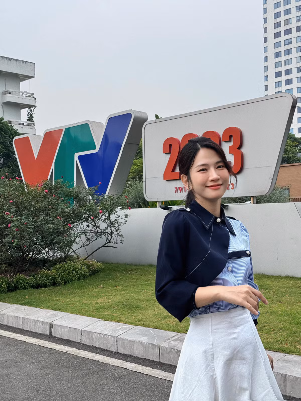 Ở tuổi 28, hot girl này khiến nhiều người bất ngờ với gu mặc thanh lịch, chỉn chu với những set váy áo công sở kín đáo.