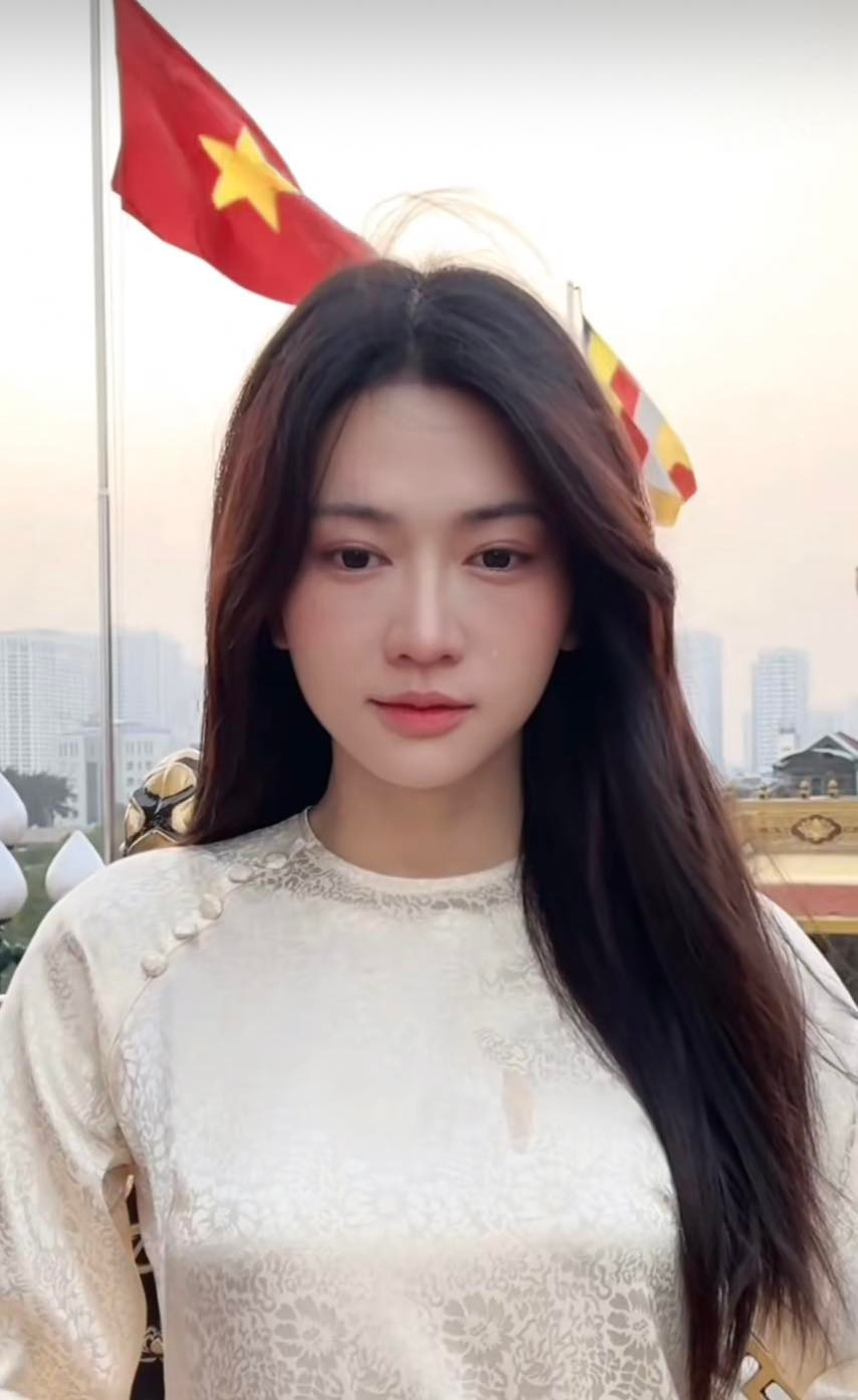 Mới đây, hot girl Lê Bống chia sẻ khoảnh khắc diện áo dài với mái tóc buông trên vai, đặc biệt gương mặt xinh đẹp của cô hút sự chú ý.