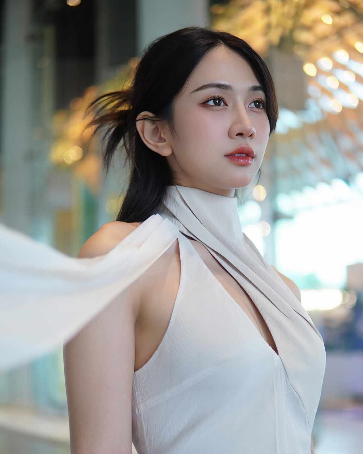 Sau lên sóng truyền hình, ngoài đời Lê Bống vẫn ưa chuộng thời trang gợi cảm nhưng có chừng mực.