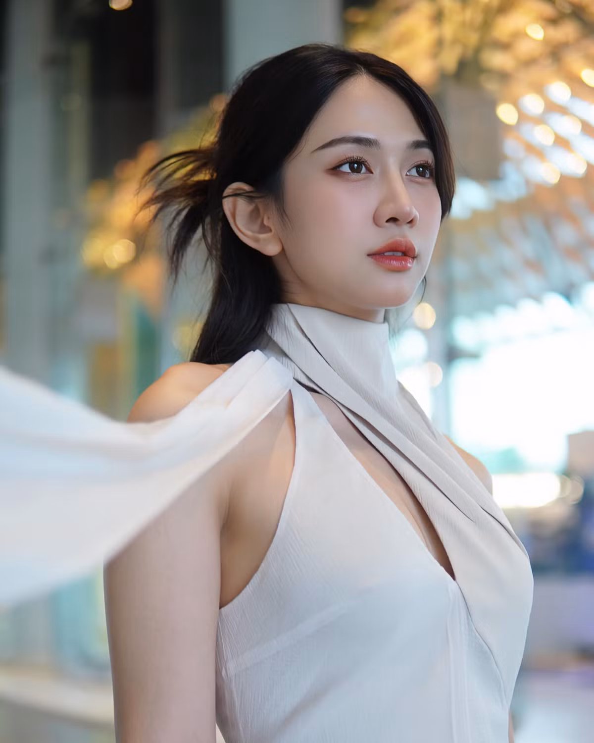 Sau lên sóng truyền hình, ngoài đời Lê Bống vẫn ưa chuộng thời trang gợi cảm nhưng có chừng mực.