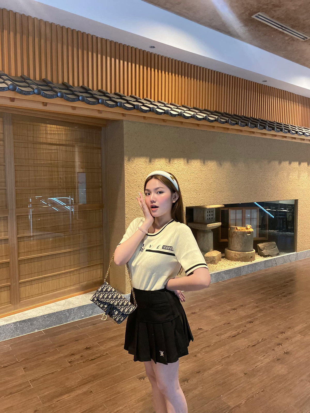 Huỳnh Giao tốt nghiệp ngành Kinh doanh của một trường đại học ở Singapore, hiện điều hành một nhà hàng sinh thái ở Sa Đéc (Đồng Tháp).