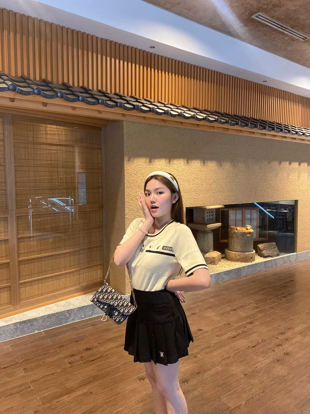 Huỳnh Giao tốt nghiệp ngành Kinh doanh của một trường đại học ở Singapore, hiện điều hành một nhà hàng sinh thái ở Sa Đéc (Đồng Tháp).