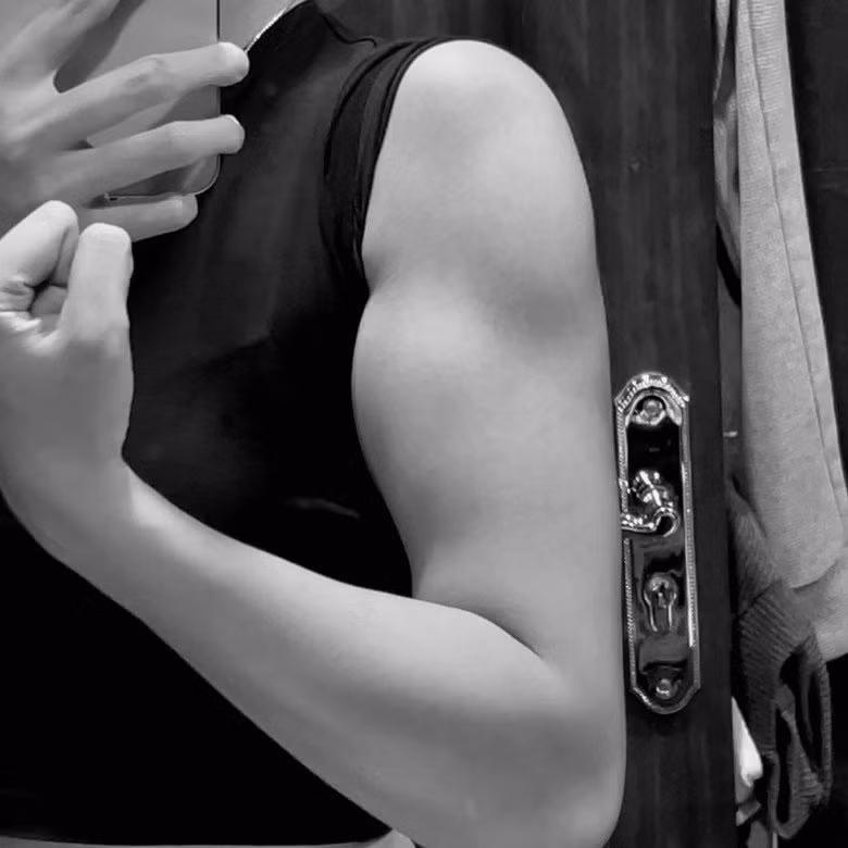 Cô thiếu nữ lớp 10 khoe sở hữu cánh tay rắn chắc, nổi cơ như lực sĩ.