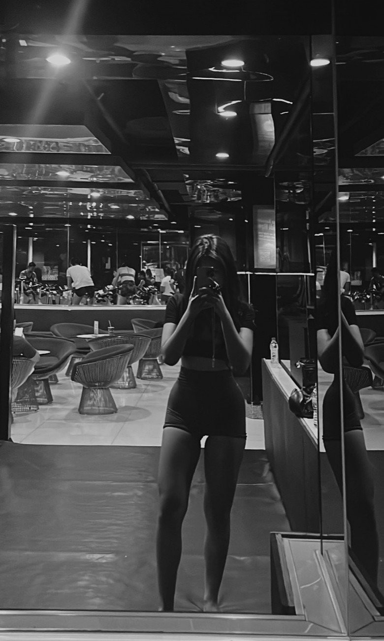 Huệ Anh rất tự hào về bộ phận cơ thể này mà thường xuyên chia sẻ cùng những icon vui vẻ lên MXH.