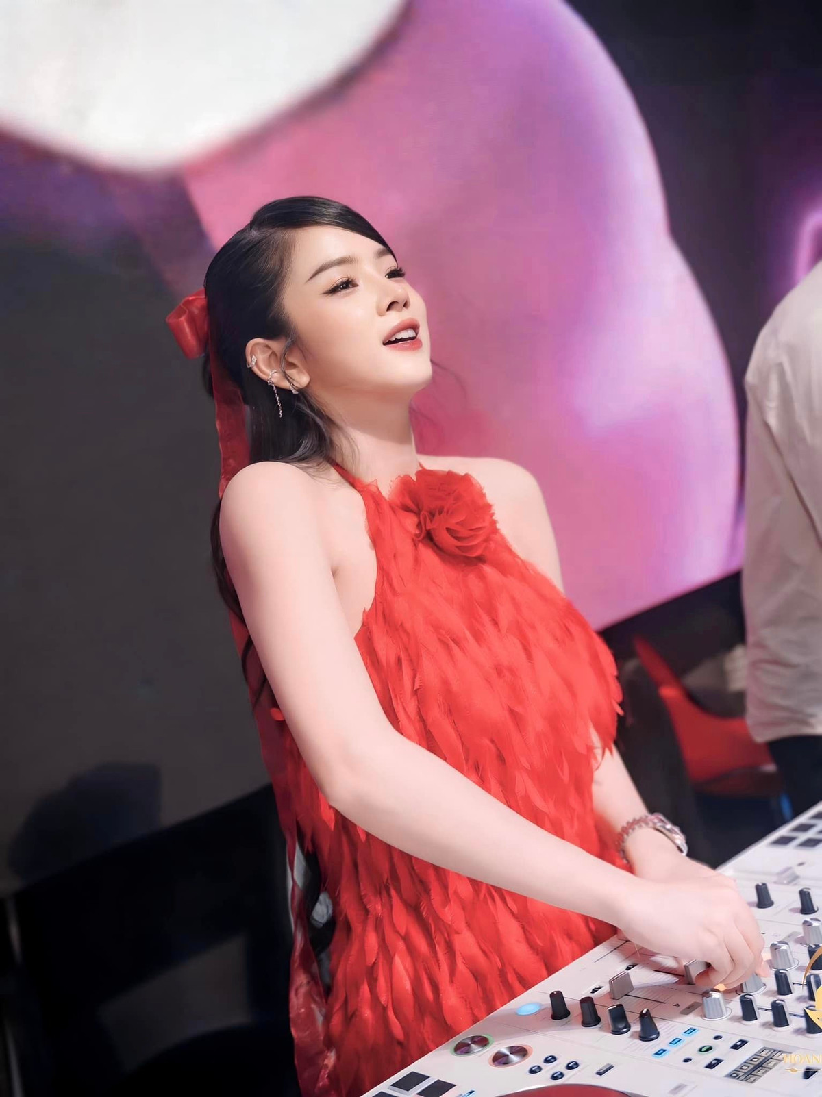 Từng được biết đến với chuyện tình đẹp cùng diễn viên Hồng Thanh, từ sau khi chia tay, nữ DJ này được nhận định là ngày càng gợi cảm, ăn diện kiệm vải hơn.