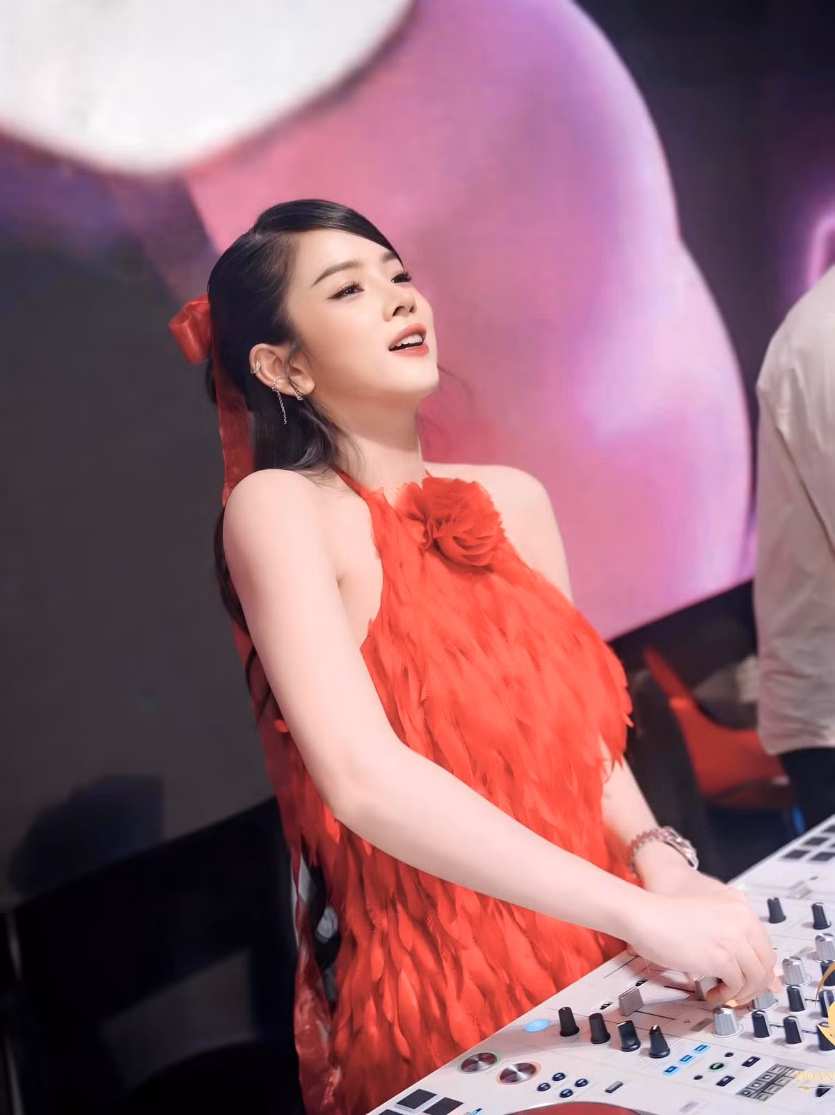 Từng được biết đến với chuyện tình đẹp cùng diễn viên Hồng Thanh, từ sau khi chia tay, nữ DJ này được nhận định là ngày càng gợi cảm, ăn diện kiệm vải hơn.