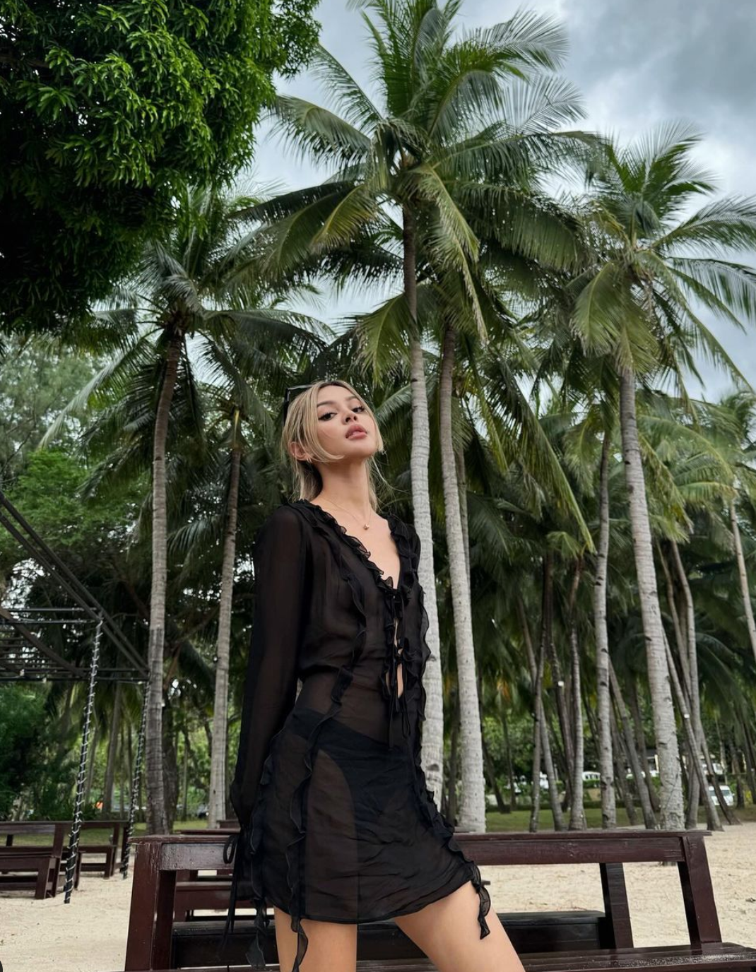 Khác với hình ảnh năng động và trẻ trung của năm 2015, Lily Maymac giờ trở thành cô nàng có phong cách vô cùng quyến rũ, sang trọng.