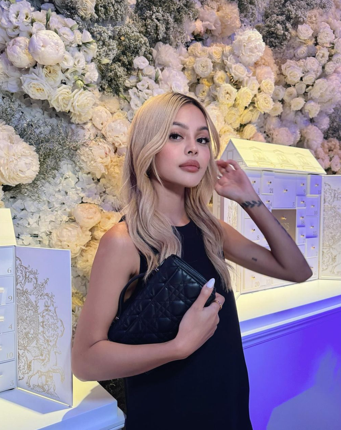 Trên trang cá nhân, hot girl "môi mọng" thường xuyên chia sẻ loạt hình ảnh về cuộc sống sang chảnh mà bao cô gái ao ước.